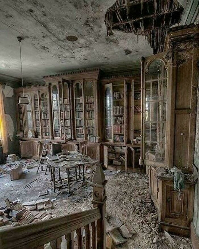A Library Inside An Abandoned 19th Century Victorian Mansion. Who Wants To Explore??