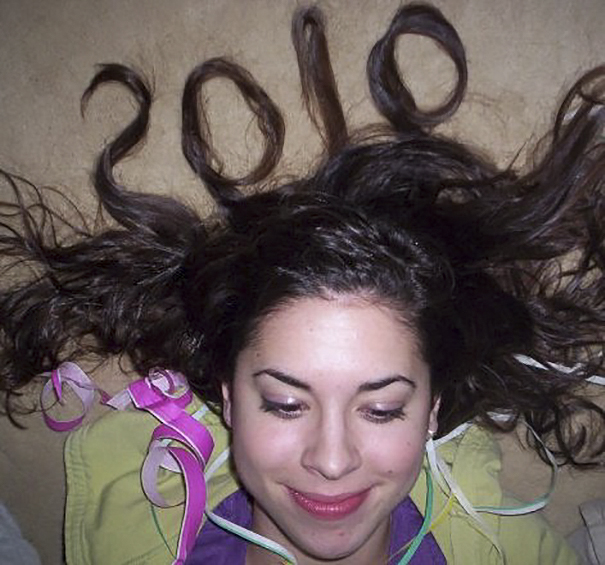 Woman Takes Same New Year’s Pic Every Year - 10 Years and Not a Wrinkle in Sight